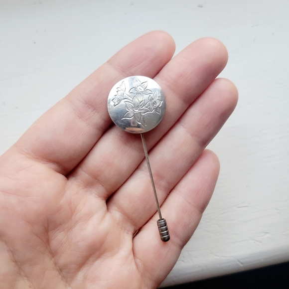 Vintage Silver Floral Flower Pewter Boucher Lapel Brooch Stick Pin - Picture 1 of 7